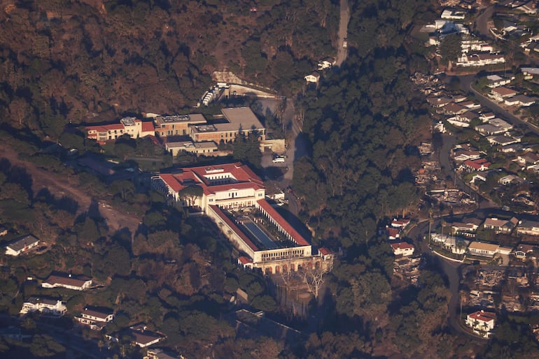 Vista aérea de Getty Villa, cuya colección quedó a salvo de las llamas debido a un sistema de prevención de incendios.