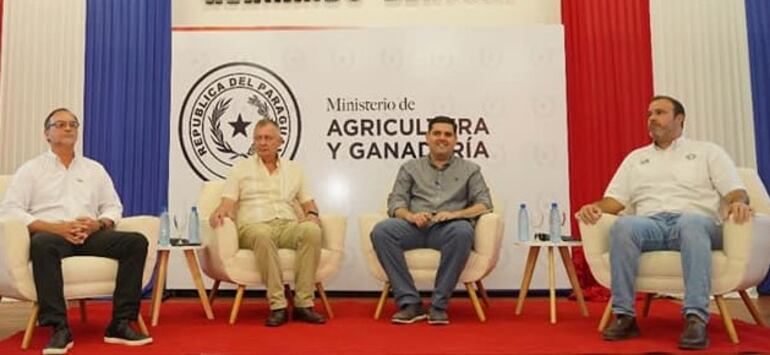 El presidente del IPTA, Ing. Agr. Edgar Esteche; el ministro de Agricultura y Ganadería, Ing. Agr. Santiago Bertoni; el presidente del Senacsa, Dr. José Carlos Martin; y el presidente del Senave, Ing. Agr. Rodrigo González.