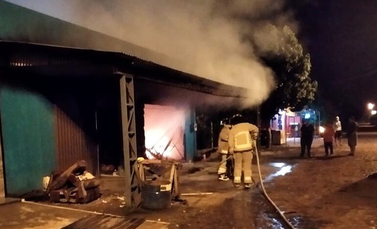 El fuego destruyó todo lo que había en el interior del local.