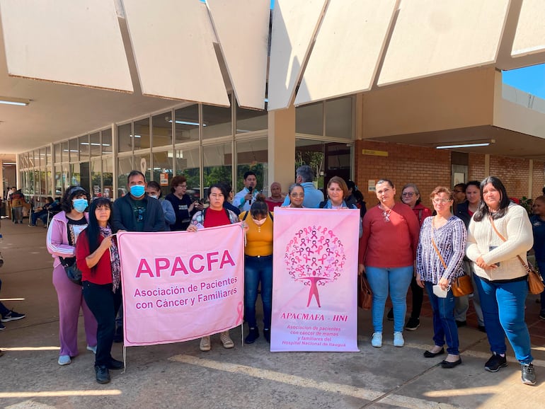 Asociaciones del Incan y Hospital Nacional, se manifestaron ayer en el hospital de Areguá.