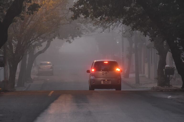 Neblina en Asunción, en el arranque del mes de octubre. Un automóvil transita ante la escasa visibilidad para el conductor.