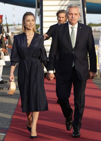 Fotografía de archivo fechada el 24 de abril de 2023 del expresidente de Argentina Alberto Fernández, y su expareja, Fabiola Yáñez, durante su llegada al Aeropuerto Las Américas para asistir a la XXVIII Cumbre Iberoamericana, en Santo Domingo (República Dominicana).