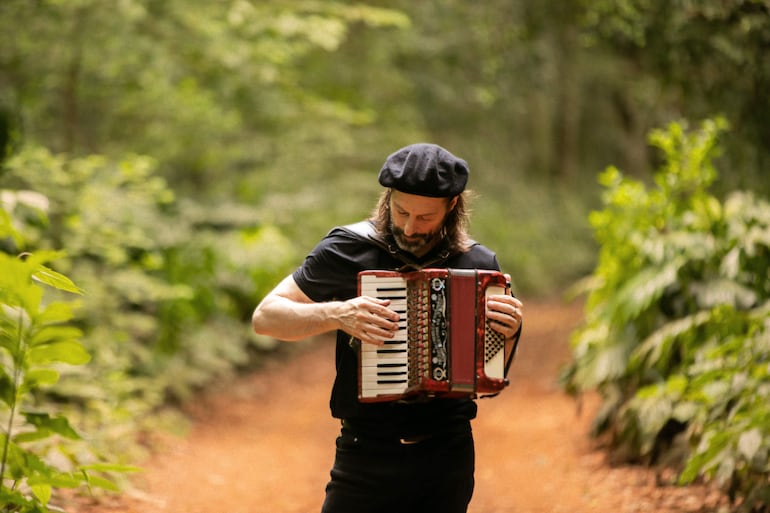 El Chango Spasiuk en fotos promocionales de su nuevo álbum.