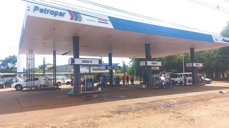 Los delincuentes llegaron a la gasolinera en una motocicleta para perpetrar el asalto.