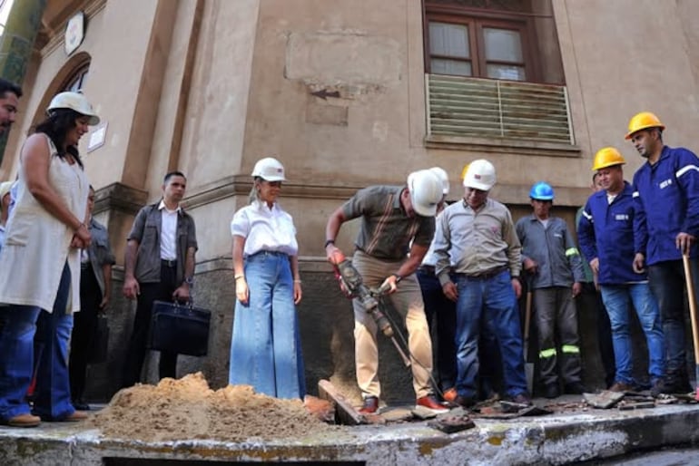 El presidente de la República, Santiago Peña, simulando la perforación de una vereda del microcentro de Asunción, al dar inicio a las obras de la ANDE.