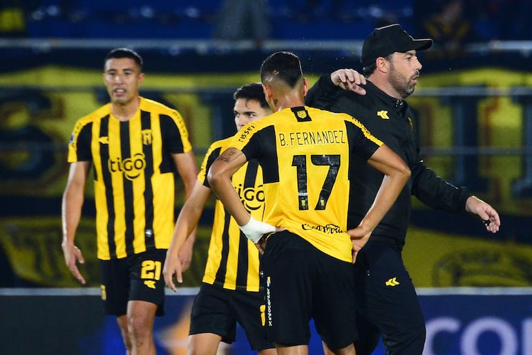 El argentino Juan Pablo Pumpido (d), entrenador de Guaraní, anima a Brahian Fernández al final del partido contra Botafogo por los octavos de final de la Copa Sudamericana 2023 en el estadio Defensores del Chaco, en Asunción, Paraguay.