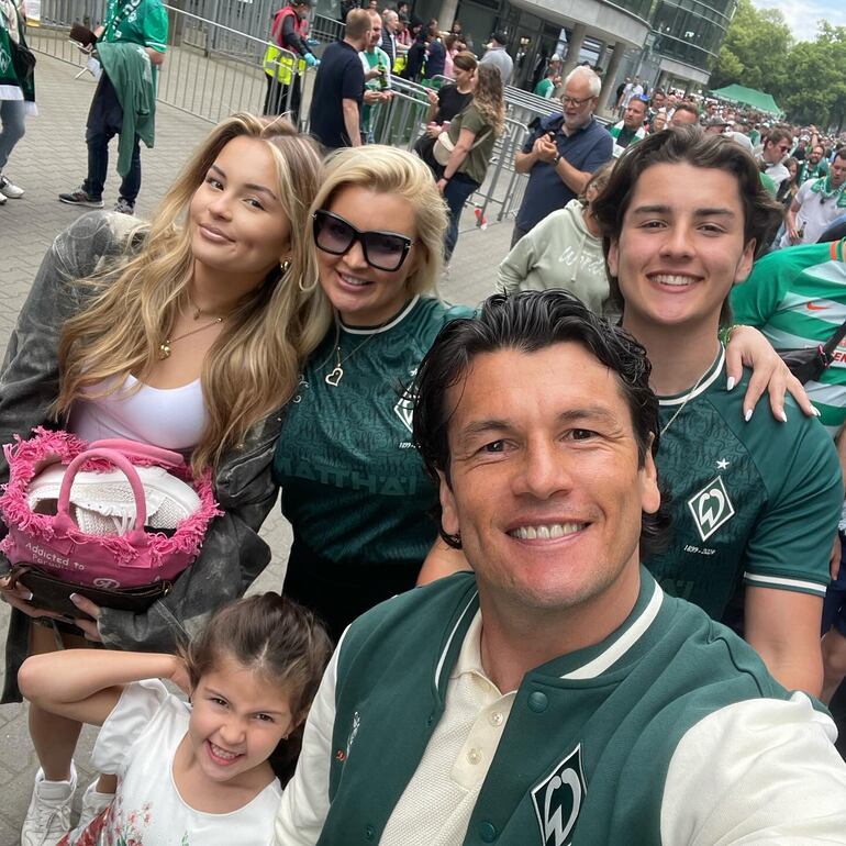 ¡Siempre juntos! El León Guaraní junto a su esposa y sus hijos celebrando los "20 años de haber ganado el doblete con el Werder Bremen en la Bundesliga". (Instagram/Nelson Haedo Valdez)