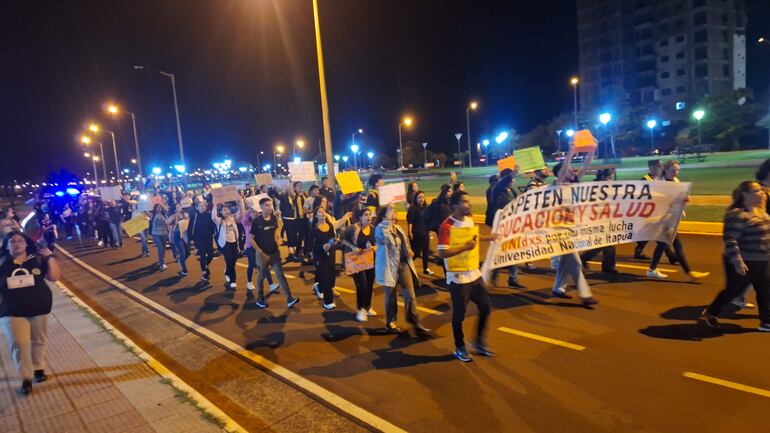 Alumnos de la Universidad Nacional de Itapúa (UNI) cerraron avenidas en Encarnación en protesta por Hambre Cero.