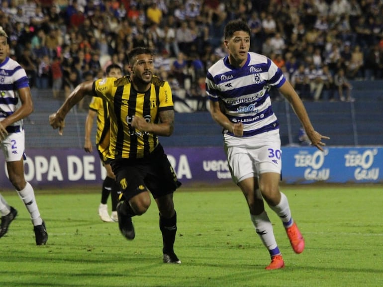 Mario López (i), jugador de Guaraní, observa el balón en un partido frente al 2 de Mayo por el torneo Apertura 2024 del fútbol paraguayo en el estadio Río Parapití, en Pedro Juan Caballero, Paraguay.