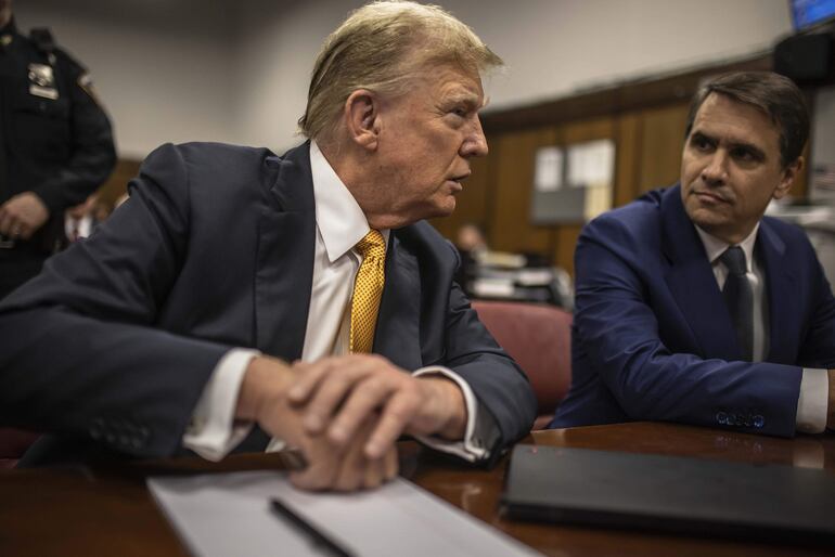 El ex presidente estadounidense Donald Trump (izquierda) se sienta en la sala junto a su abogado Todd Blanche (derecha) antes del inicio de su juicio penal en la Corte Suprema del Estado de Nueva York en Nueva York.