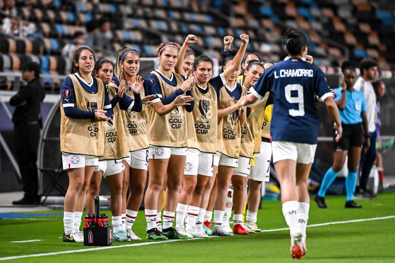 Lice Chamorro (9), jugadora de la selección paraguaya, festeja un gol en el partido ante Costa Rica por la primera fecha del Grupo C de la Copa Oro Femenina 2024 de la Concacaf, en Houston.