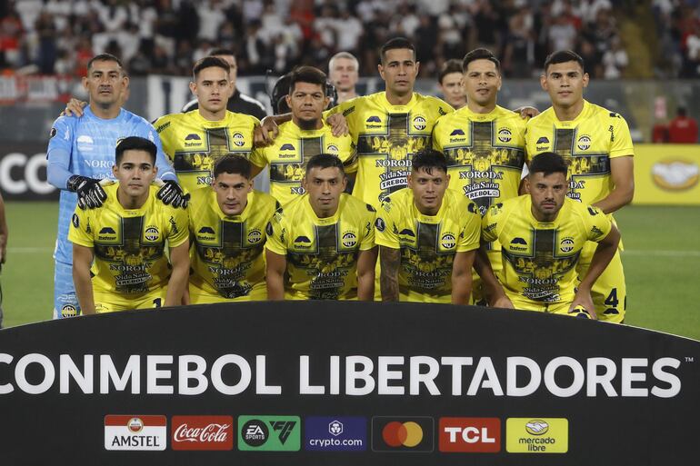 Jugadores de Trinidense posan en la previa a un juego por Copa Libertadores