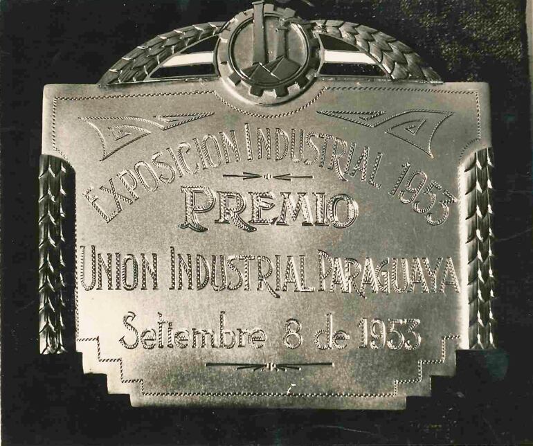 Placa recordatoria del premio  a la UIP en la Exposición Industrial de 1953.