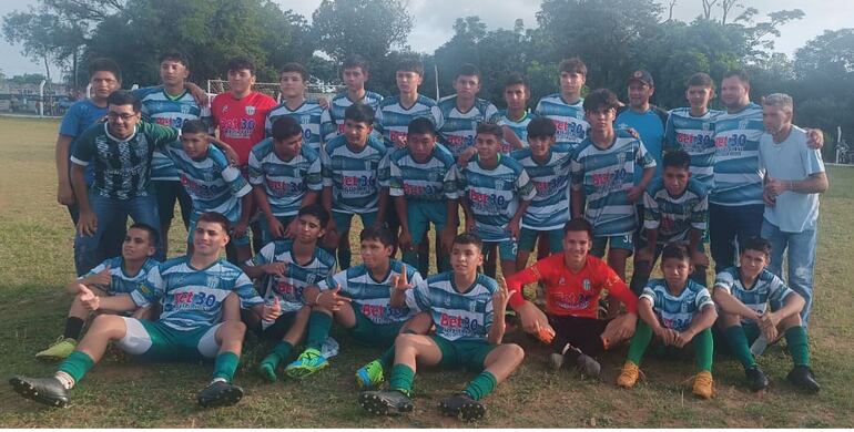 Integrantes del equipo del Club 16 de Julio, campeón en la Sub 15 en el torneo de la Liga Ygatimiense de Deportes.