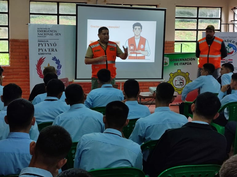 El director de Gestión de Riesgos de la SEN, Eduardo Gómez, durante una de las clases desarrolladas durante un taller de tres días de duración con estudiantes del CEMA.