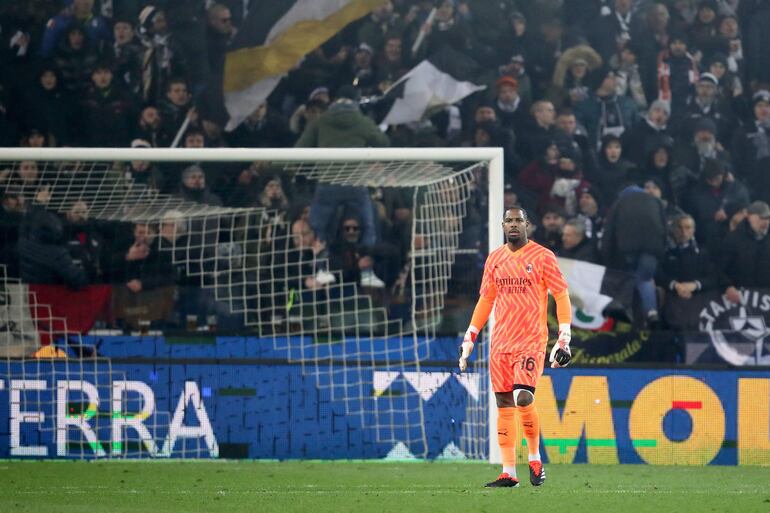 TOPSHOT - Milans goalkeeper Mike Maignan reacts during the Italian Serie A football match Udinese Calcio vs AC Milan at the Friuli - Dacia Arena stadium in Udine, on January 20, 2024. AC Milan came back from a goal down to beat Udinese 3-2 on in a match which was briefly suspended for Mike Maignan being racially abused by home fans. The match was marred by monkey chanting directed at Maignan from a group of Udinese supporters which outraged the France goalkeeper. Play was stopped late in the first half by referee Fabio Maresca after persistent racist abuse of Maignan, who stormed off the field alongside his teammates. (Photo by Gabriele MENIS / ANSA / AFP) / Italy OUT