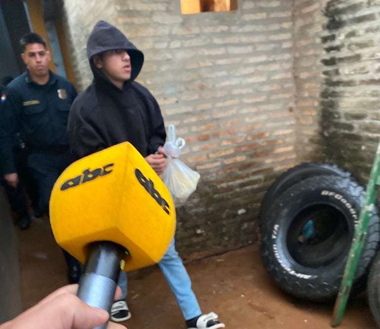 Jesús Gabriel Roa González (20), alias Kapeluki, jugador y aguatero del club Boquerón del barrio San Pablo siendo trasladado al Dpto. de Judiales de la Policía Nacional.