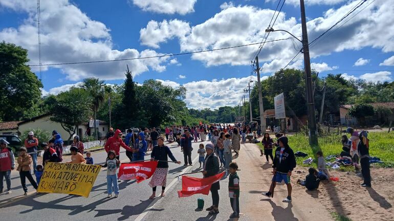 Cierre de ruta para reclamar falta de agua potable en Tarumandy.