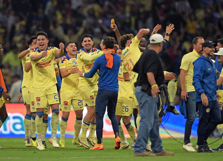 America's players celebrate after their win against Guadalajara after the second leg of their 2024 Mexican Clausura semi-final match at the Azteca football stadium in Mexico City on May 18, 2024. (Photo by CARL DE SOUZA / AFP)