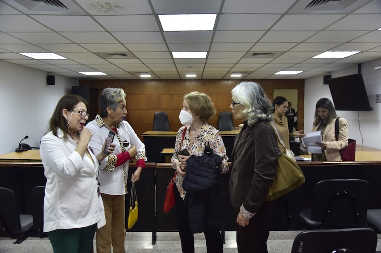 Vecinas del barrio Las Mercedes se disponen a retirarse de la sala de juicio, tras la suspensión de la audiencia oral y pública a los propietarios de uno de los locales intalados en dicha zona residencial.