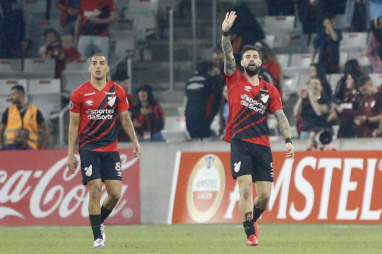 Los jugadores de Athletico Paranaense celebran un gol en el partido frente a Cerro Porteño por la Copa Sudamericana 2024 en el estadio Arena da Baixada, en Curitiba.