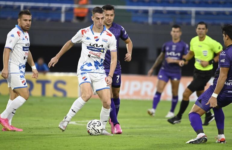 Juan Alfaro (Nacional) disputa el balón con Néstor Camacho (Tacuary), en el Defensores del Chaco.