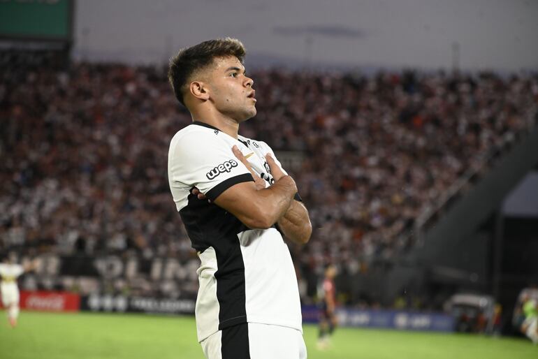 Rodney Redes, jugador de Olimpia, festeja un gol en el partido frente a Cerro Porteño por la sexta fecha del torneo Apertura 2025 del fútbol paraguayo en el estadio Defensores del Chaco, en Asunción, Paraguay.