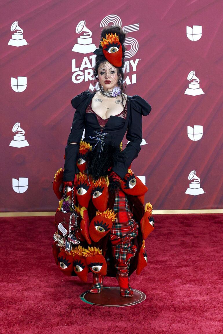 La cantante chilena Mon Laferte posa con un extravagante outfit en la alfombra roja de los Premios Latin Grammy en Miami, Florida. (EFE/Eva Marie Uzcátegui)
