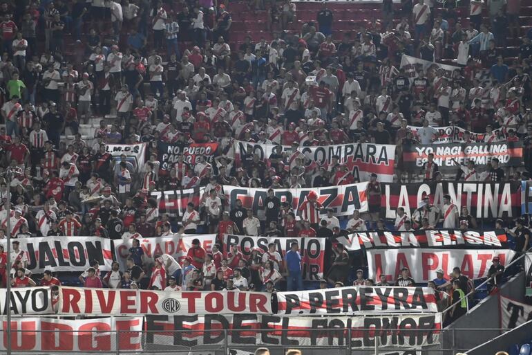 Los hinchas de River Plate en el estadio Defensores del Chaco, en Asunción.