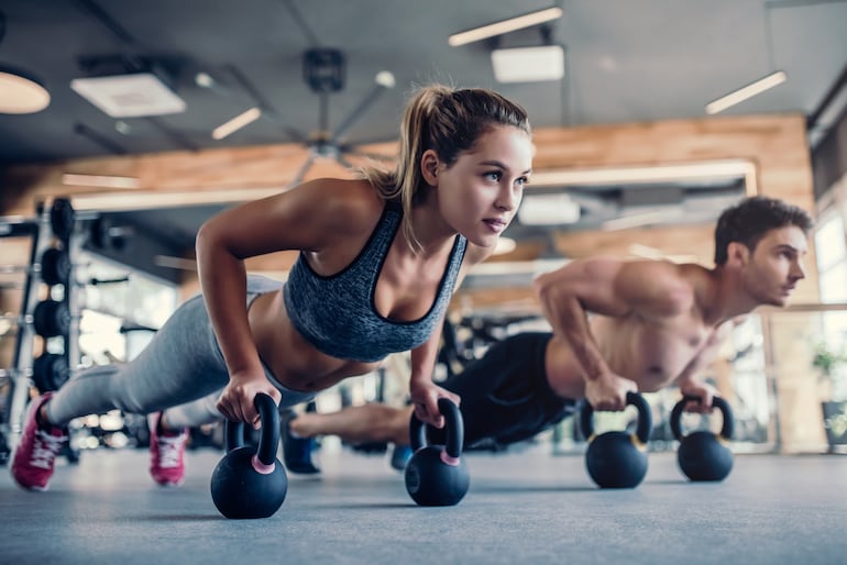 Ejercicios con kettlebells o pesas rusas.