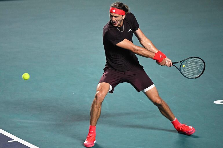 El alemán Alexander Zverev, segundo mejor tenista del mundo, quedó fuera de competencia en el torneo de Acapulco, en México.