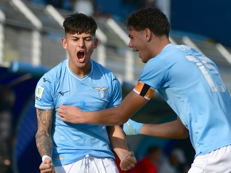 Diego González, celebrando un gol con el equipo juvenil de la Lazio ante el AC Milan.