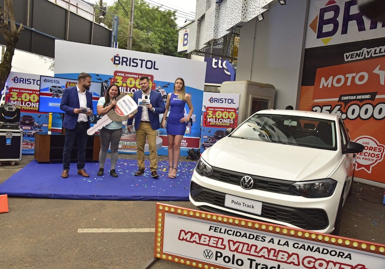 Con mucha alegría, Mabel Villalba González recibió las llaves del vehículo 0km que ganó gracias a Bristol.