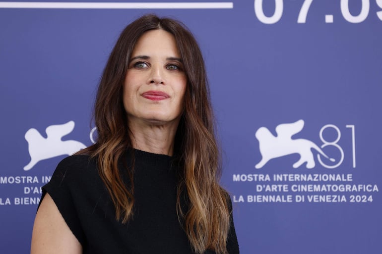 La actriz italiana Valentina Cervi también pasó por la alfombra roja del Festival de Cine de Venecia. (EFE/EPA/FABIO FRUSTACI)
