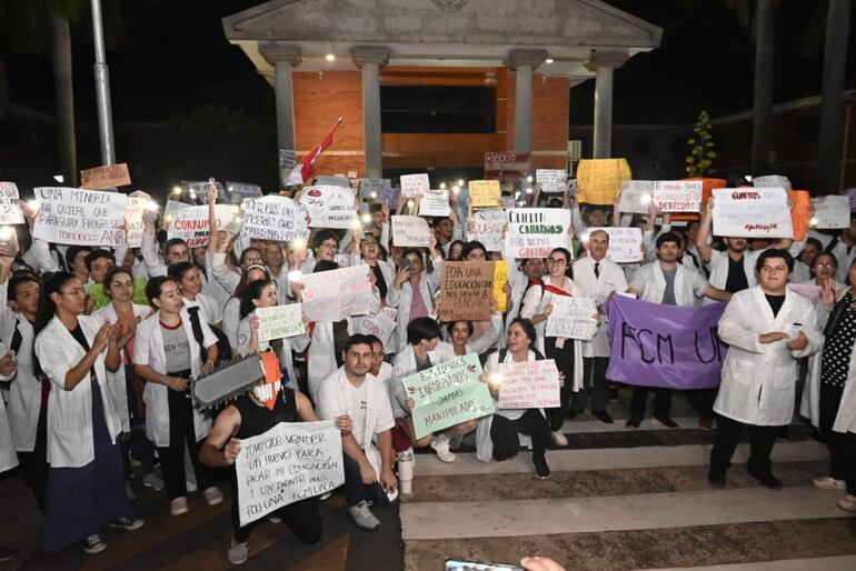 Manifestación de Estudiantes de medicina Una frente al Rectorado