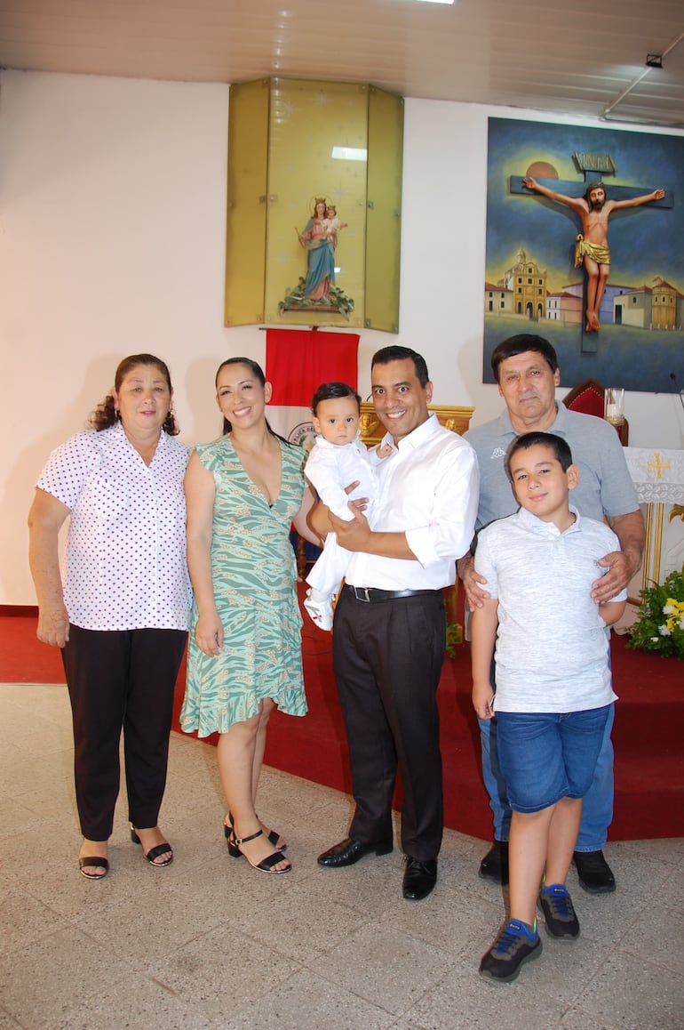 Matías  posando con sus papis, su hermano mayor y sus abuelos Julia y Atanacio. (Gentileza)