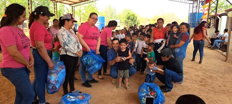 Los niños de la comunidad de María Auxiliadora recibiendo sus obsequios.