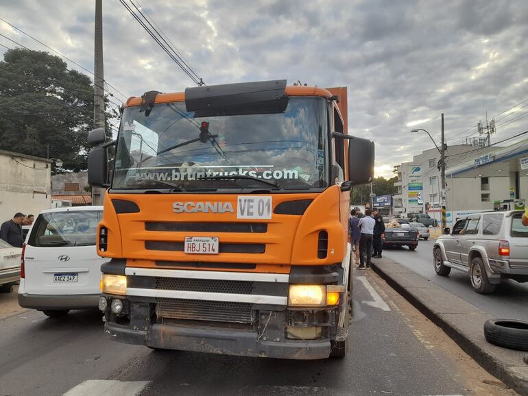 Camión de basura involucrado en el accidente de tránsito fatal ocurrido en la avenida Defensores del Chaco.