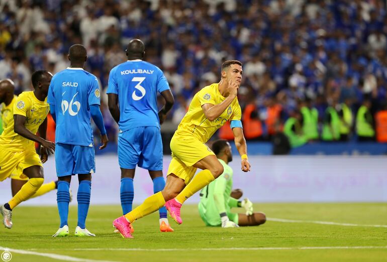 Cristiano Ronaldo, futbolista del Al Nassr de Arabia Saudita, festeja un tanto en la final de la Copa de Campeones árabe contra el Al Hilal.