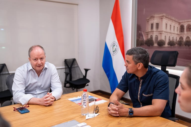 Carlos Fernández Valdovinos, ministro de Economía; y Santiago Peña, presidente de la República.