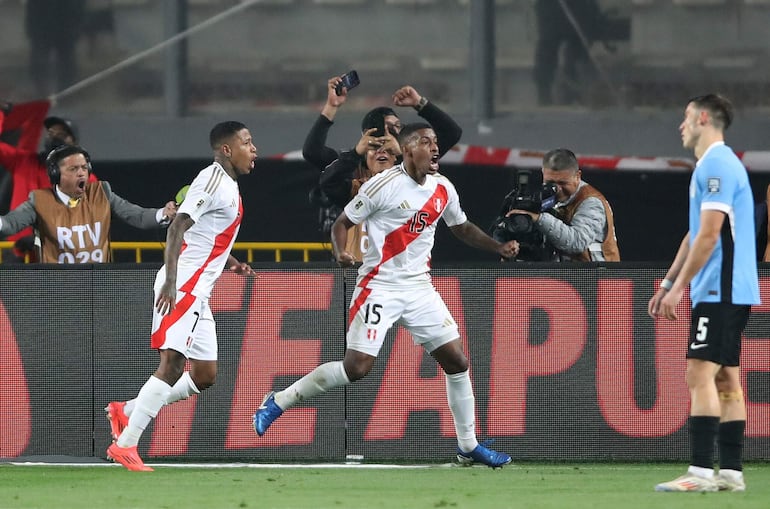 Miguel Araujo (d) y Andy Polo de Perú celebran un gol ante Uruguay este viernes, en un partido de las eliminatorias sudamericanas para el Mundial de 2026 entre Perú y Uruguay en el estadio Nacional de Perú en Lima (Perú).