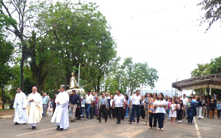 En la fecha la santa patrona de Carapeguá, Inmaculada Concepción de María, peregrinó con sus fieles por las  calles de la ciudad.