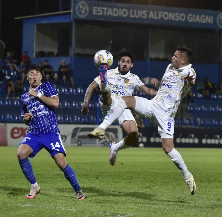 Acrobática conexión  del balón de Elvio Vera que salta con su compañero Alex Álvarez ante la cobertura del solense Fernando Díaz.