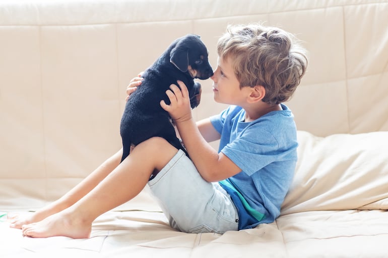 El niño que tiene una mascota aprende a ser responsable y se aleja de las pantallas para jugar en el patio.