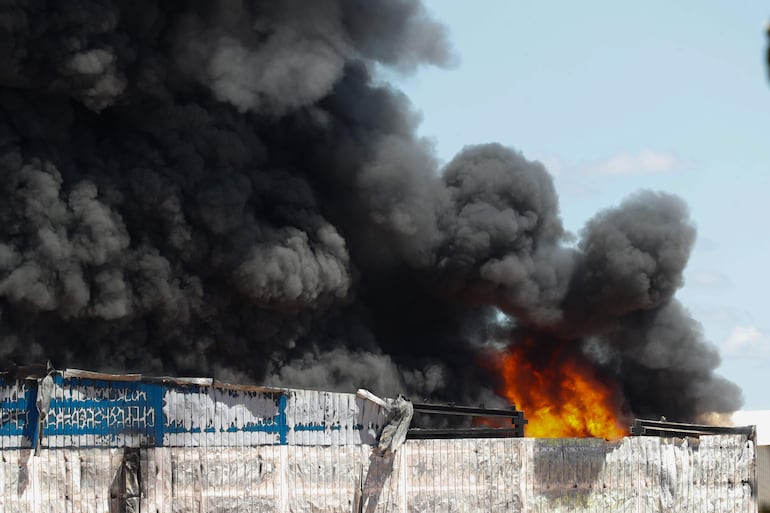 Incendio en la zona industrial Puerto Fénix este sábado, en Mariano Roque Alonso.
