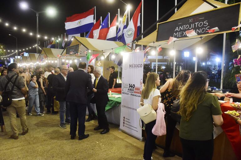 Concurrida presencia disfrutando de la comida mexicana y bebidas tradicional en la Expo Mariano.