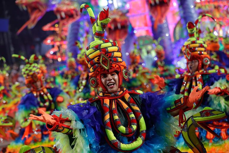 La escuela de samba Unidos do Viradouro participa en el segundo día de desfiles de las Escuelas de Samba del Grupo Especial del carnaval en el Sambódromo de Río de Janeiro (Brasil) en la madrugada de hoy.