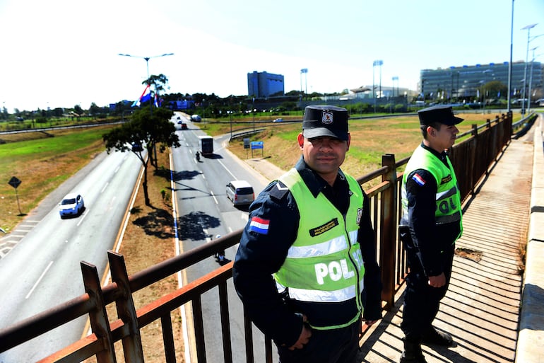 Policías vigilan hoy una autopista en la ciudad de Luque (Paraguay). Santiago Peña se convertirá este martes en el presidente 51° de Paraguay en una ceremonia a la que son esperados al menos seis mandatarios y 100 delegaciones extranjeras, según información brindada por la comisión coordinadora de las actividades de transmisión de mando. Gran parte de estas se alojarán en la ciudad de Luque, aledaña a Asunción.