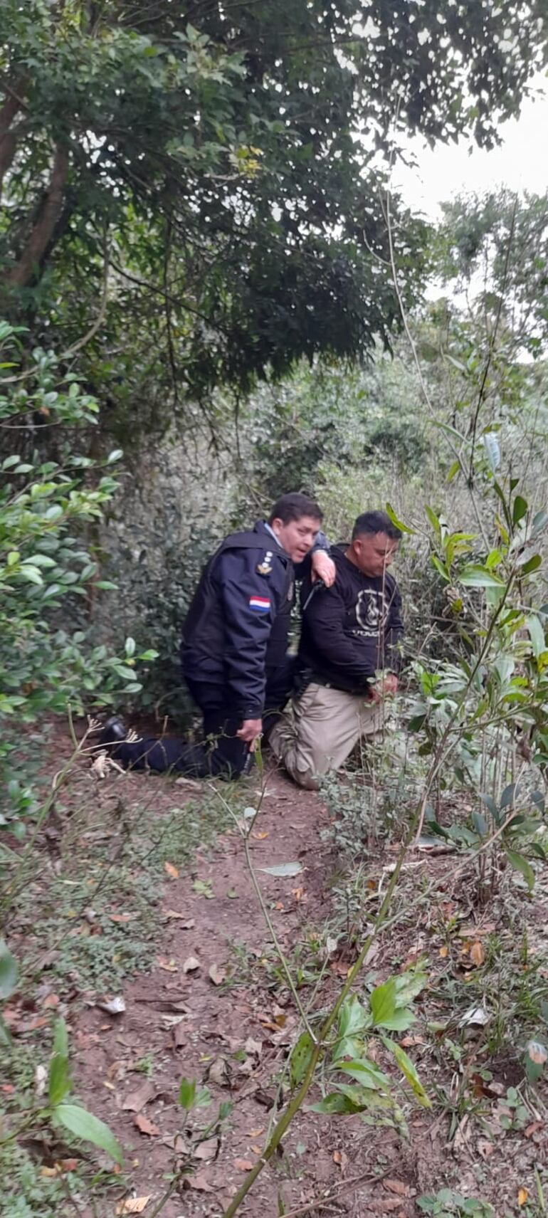 El Jefe de Orden y Seguridad, al momento que detiene a uno de los implicados en el robo agravado.