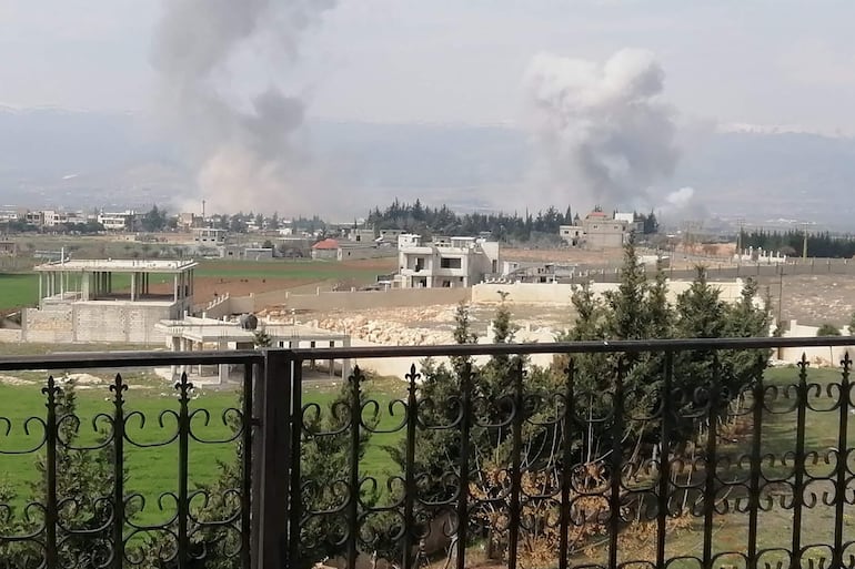 Columnas de humo se levantan en la ciudad libanesa de Baalbeck luego de un ataque aéreo israelí.